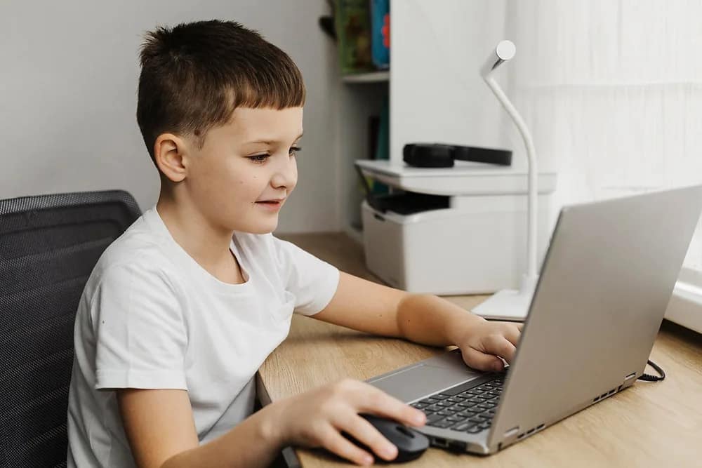 Uso seguro de la tecnología en la niñez y juventud: recomendaciones concretas para padres, docentes y comunidades