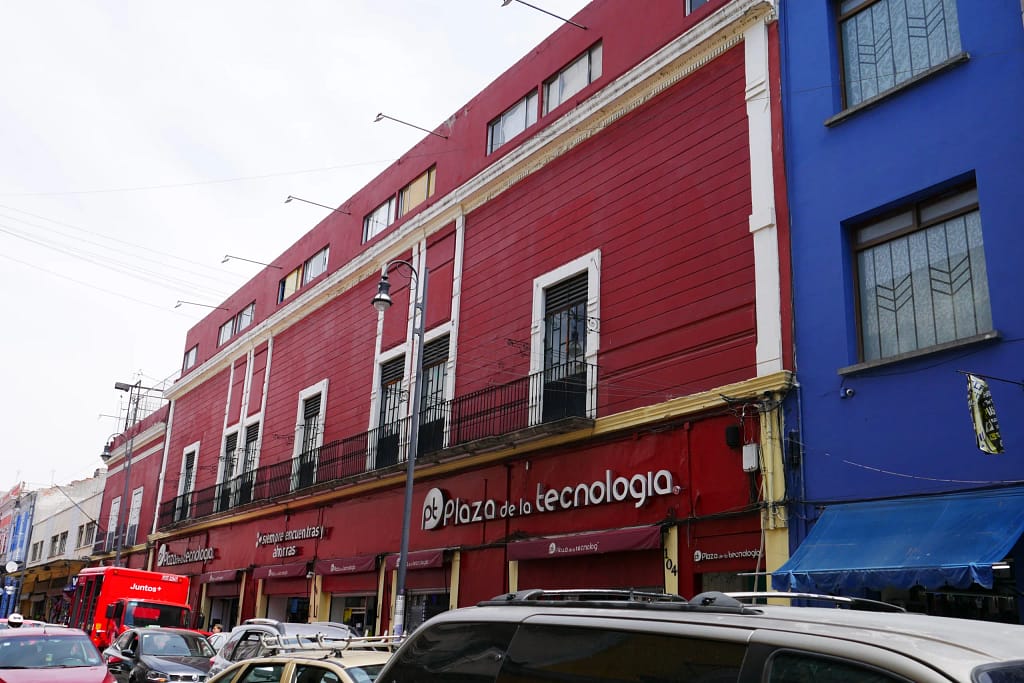 Clausuran locales en la Plaza de la Tecnología de Puebla tras operativos federales: 14 comercios asegurados