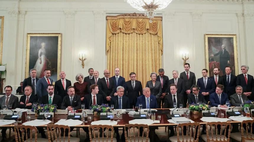 Trump ordena renombrar la “Inteligencia Artificial” como “Súper Inteligencia” y ejecutivos firman autorregulación en la Casa Blanca
